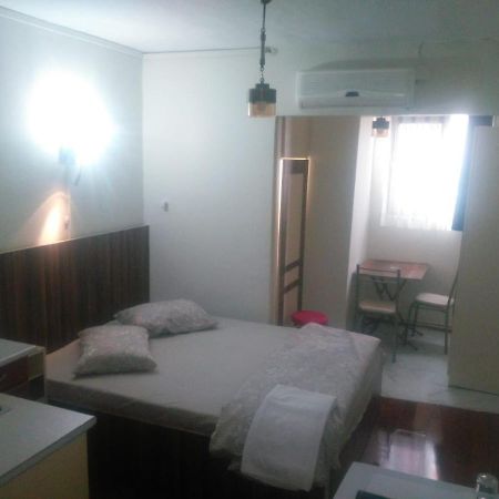 Utarit Hotel 伊斯坦布尔 外观 照片 A typical studio apartment in Manila, Philippines