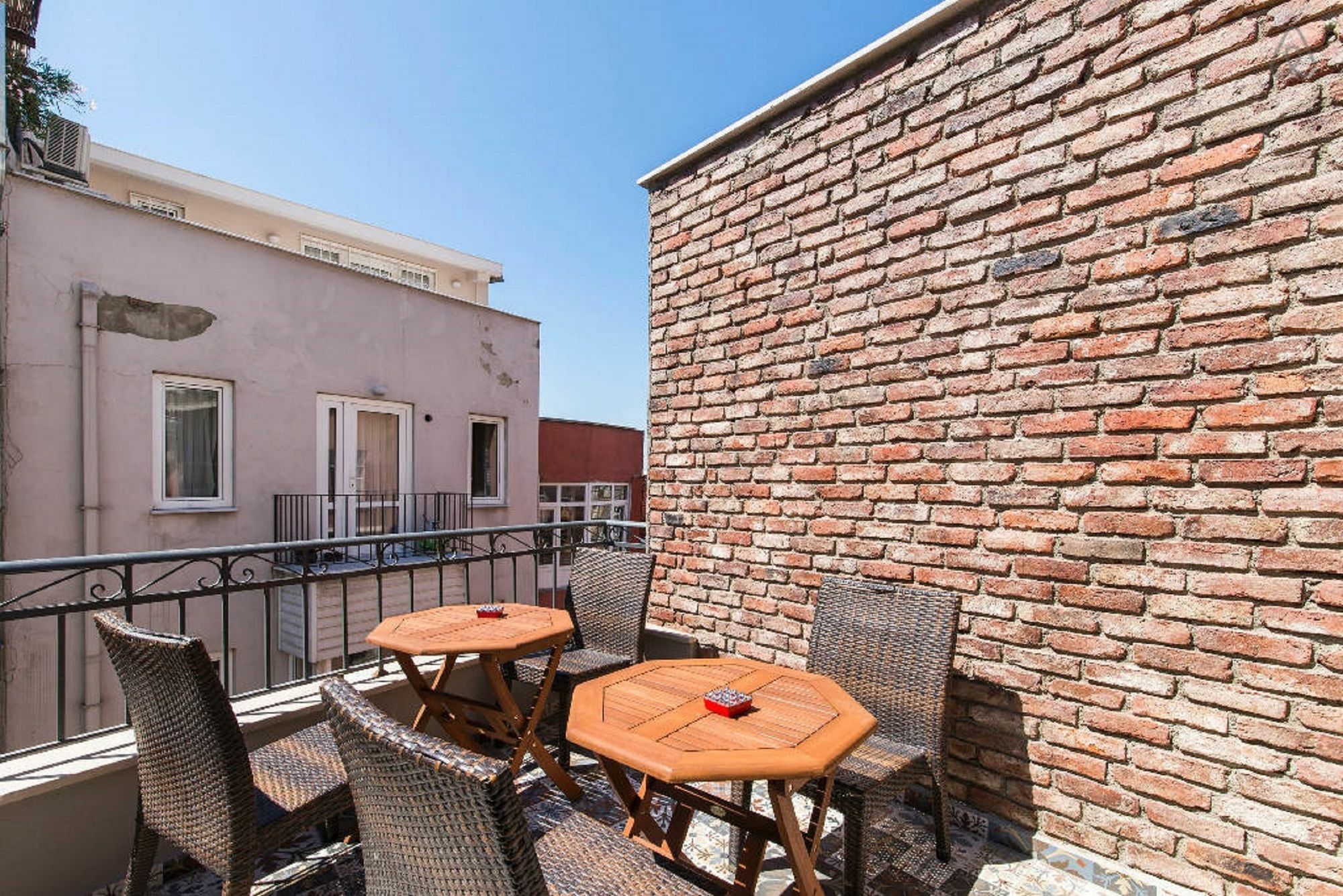 Utarit Hotel 伊斯坦布尔 外观 照片 A typical rooftop terrace in Belgrade