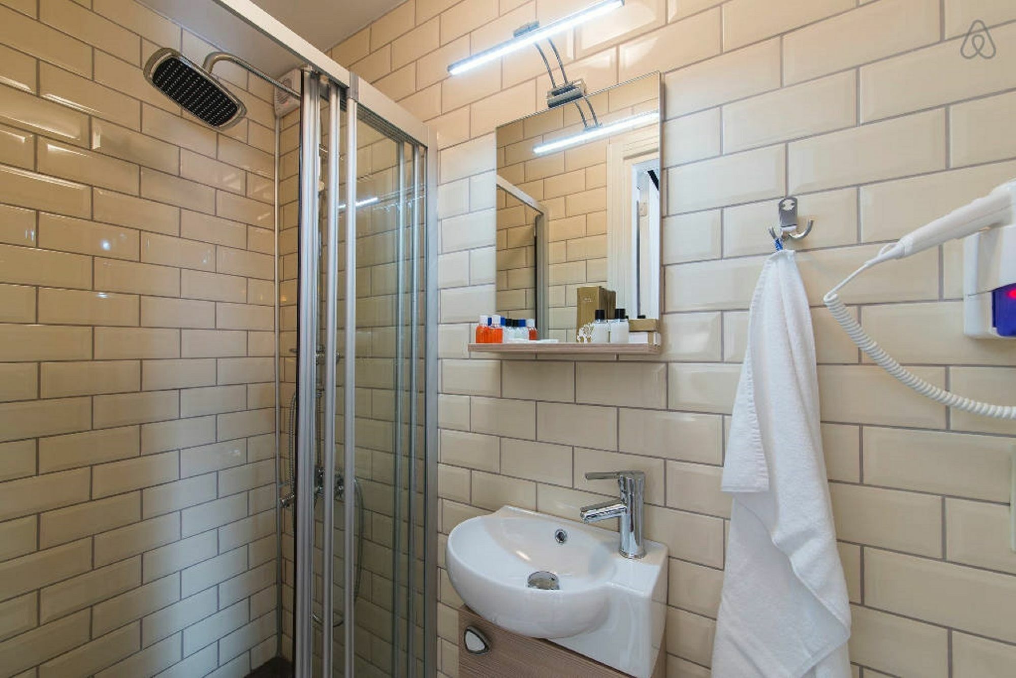 Utarit Hotel 伊斯坦布尔 外观 照片 A shower cubicle