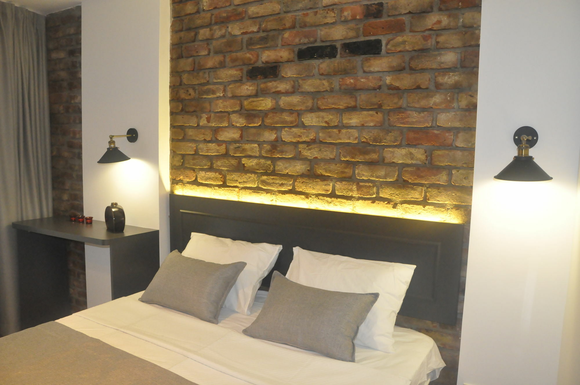 Utarit Hotel 伊斯坦布尔 外观 照片 A wall light