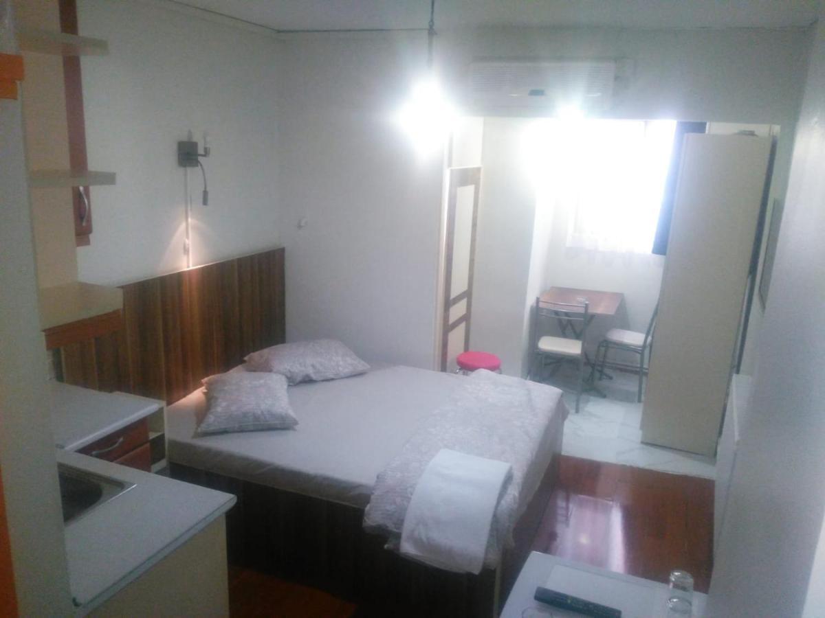 Utarit Hotel 伊斯坦布尔 外观 照片 A room at the hotel